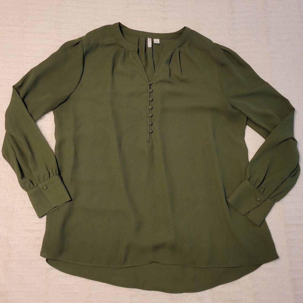 EST 1946 Green Flowy Blouse With Button Neck And Cuffed Sleeves